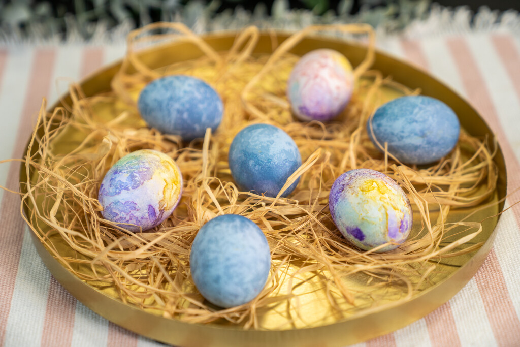 Bojenje jaja krep-papirom