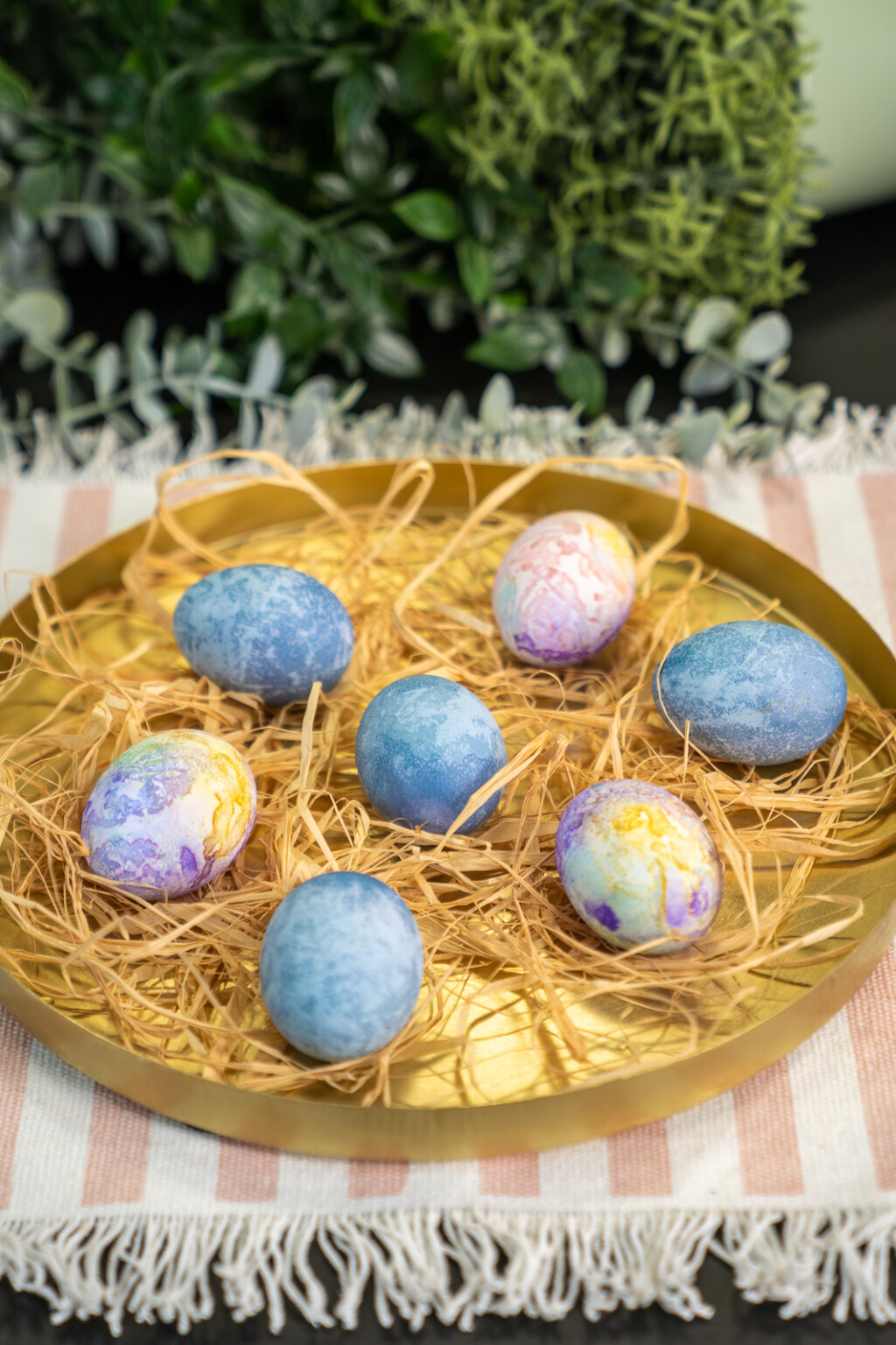 Bojenje jaja krep-papirom