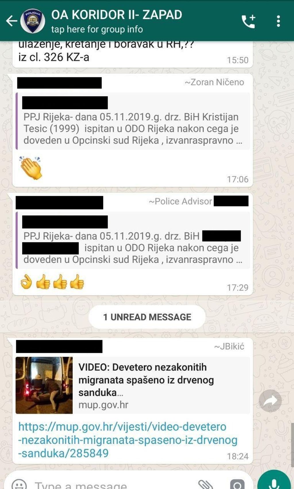 Danka Derifaj i Ranko Ostojić pregledavaju poruke