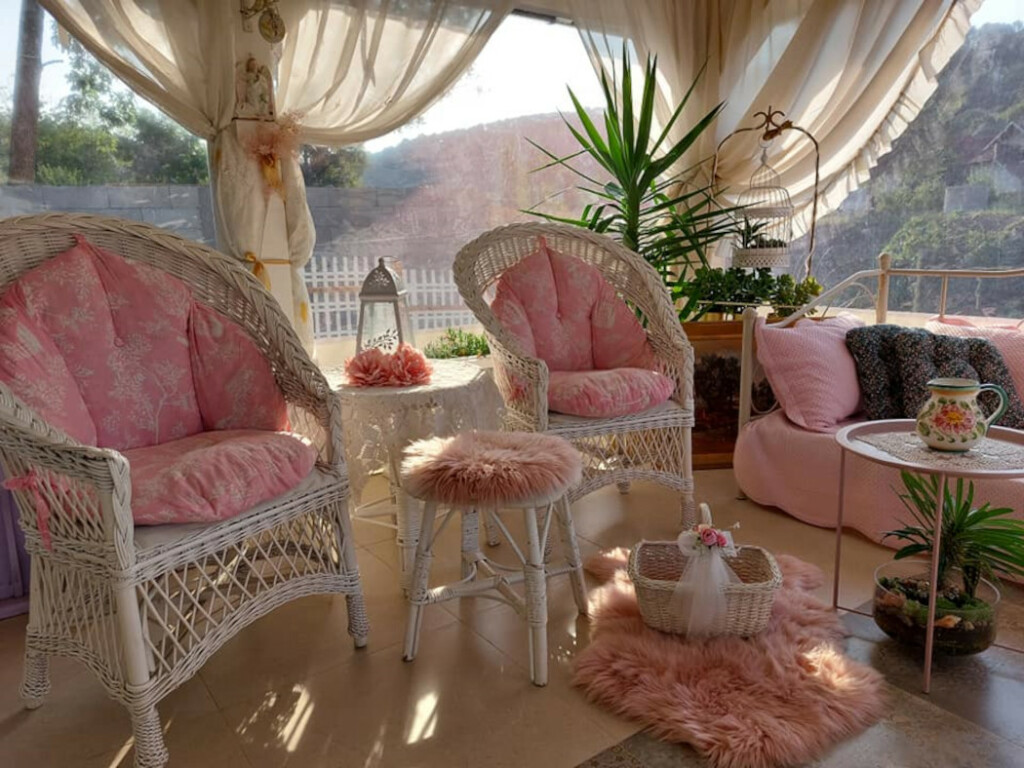 Nataša Veselinović iz Valjeva uredila je svoju ružičastu terasu iz mašte - 10