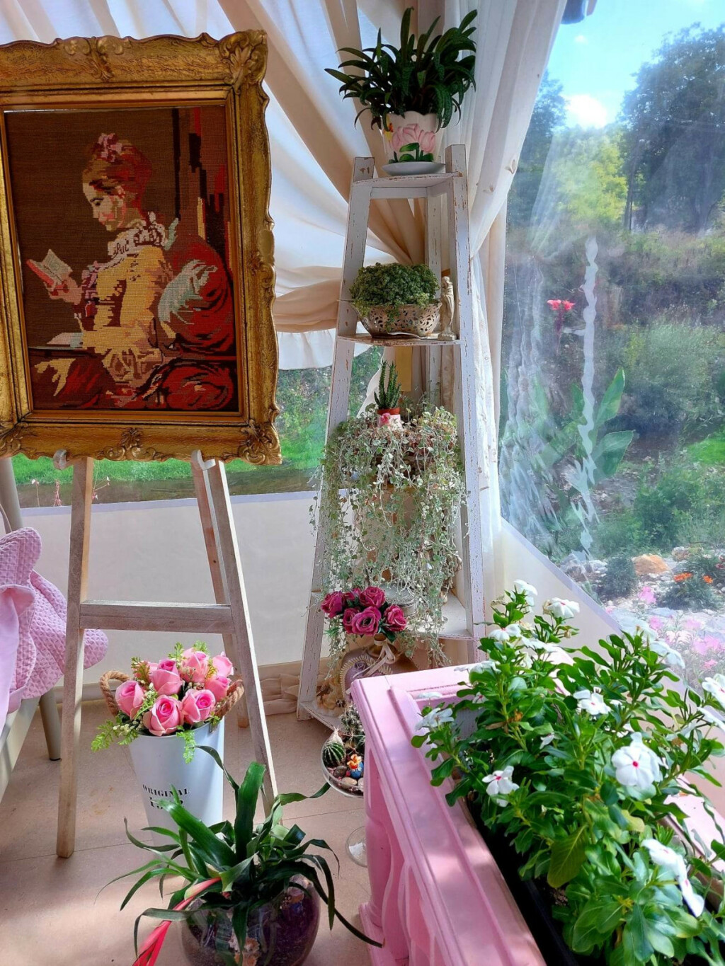 Natašina terasa puna je detalja, cvijeća, raznih figurica, vaza, slika...