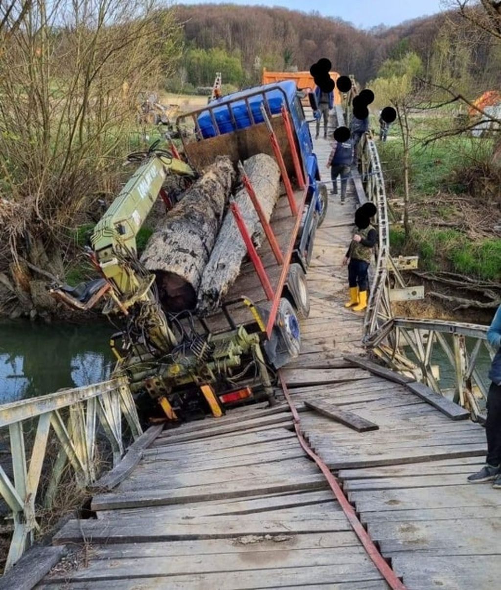 Kamion propao na mostu iznad rijeke Krapine - 3