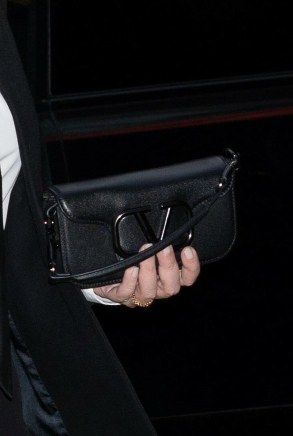 Monica Bellucci nosi torbu modne kuće Valentino