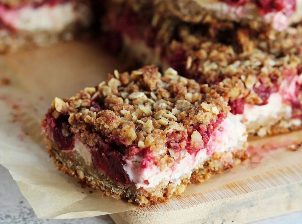 Crumble s višnjama i grčkim jogurtom