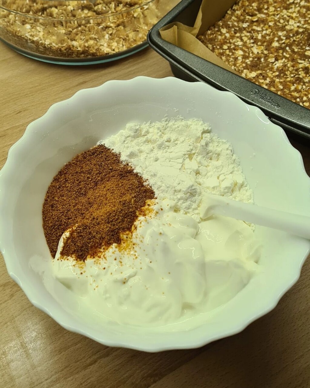 Grčki jogurt pomiješajte s gustinom i šećerom