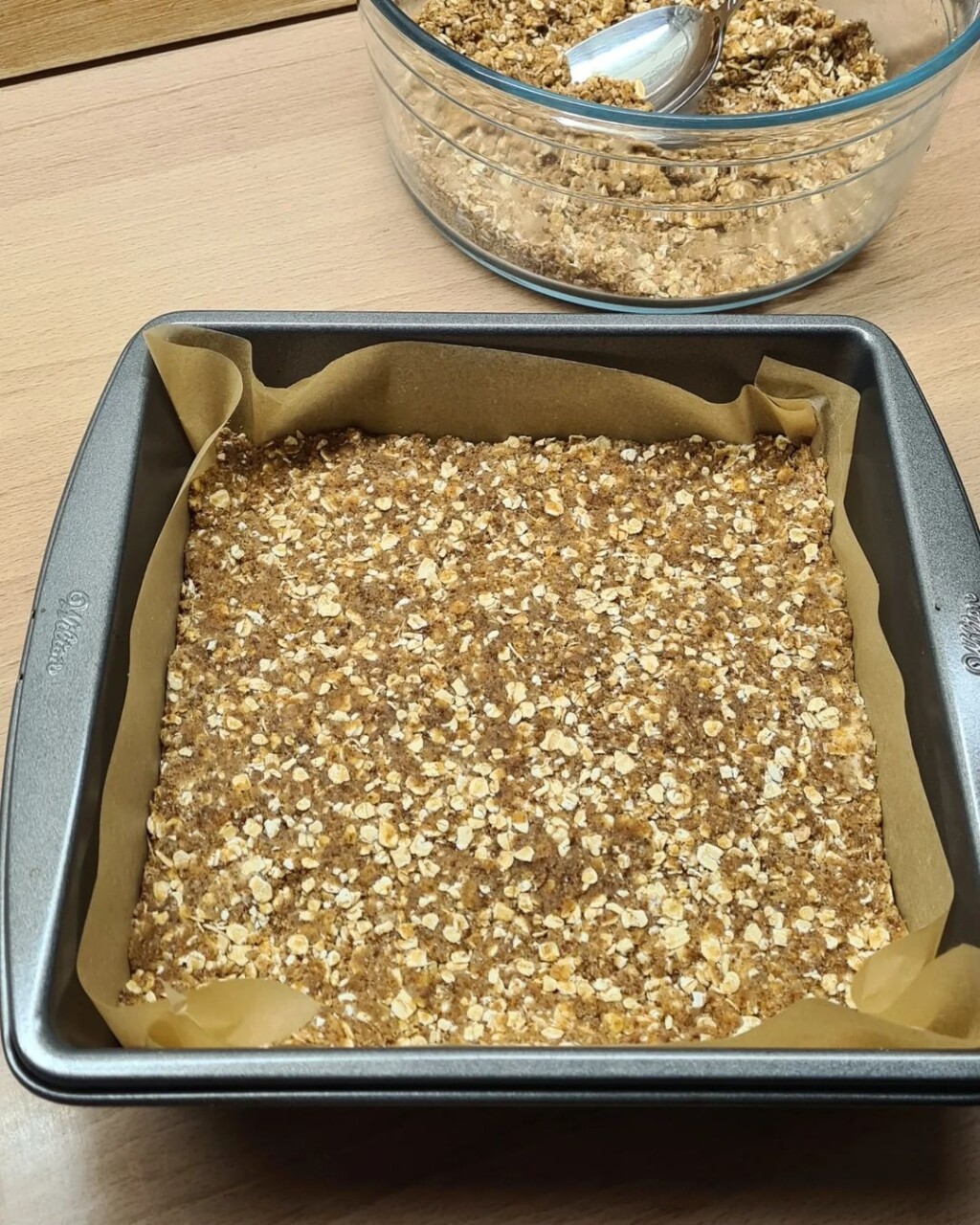 Crumble s višnjama i grčkim jogurtom