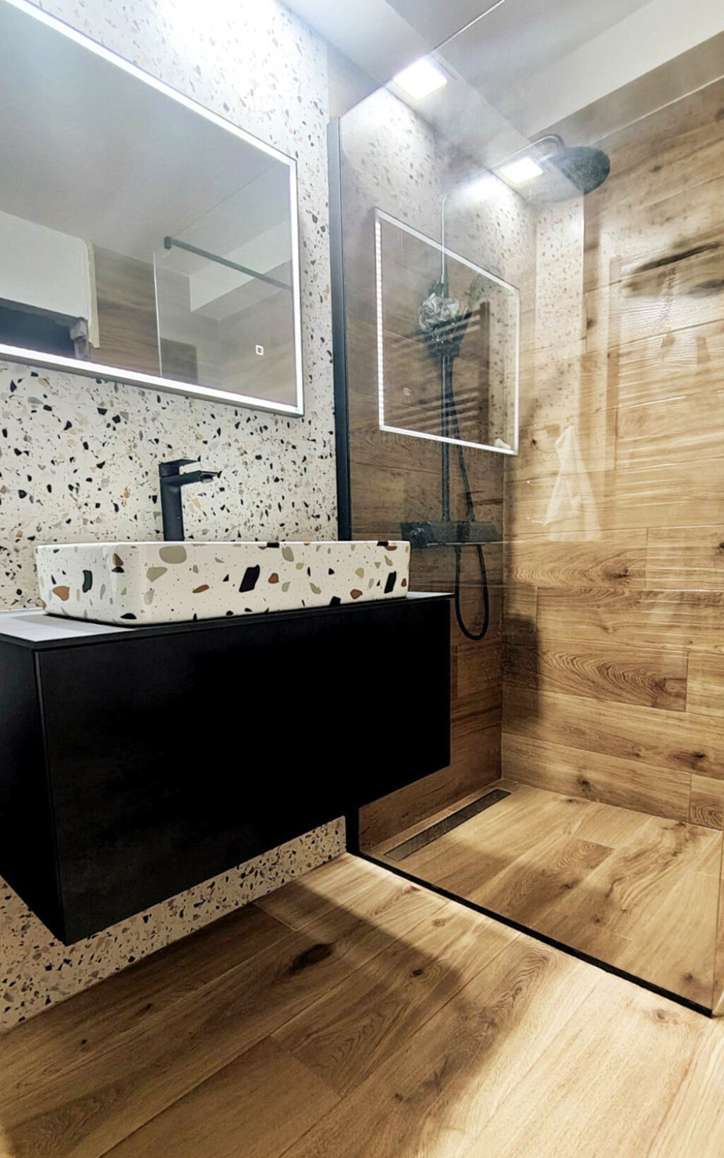 Gabrijela Vidaković iz Siska uredila je svoju kupaonicu u kombinaciji terrazzo pločica i drveta - 2