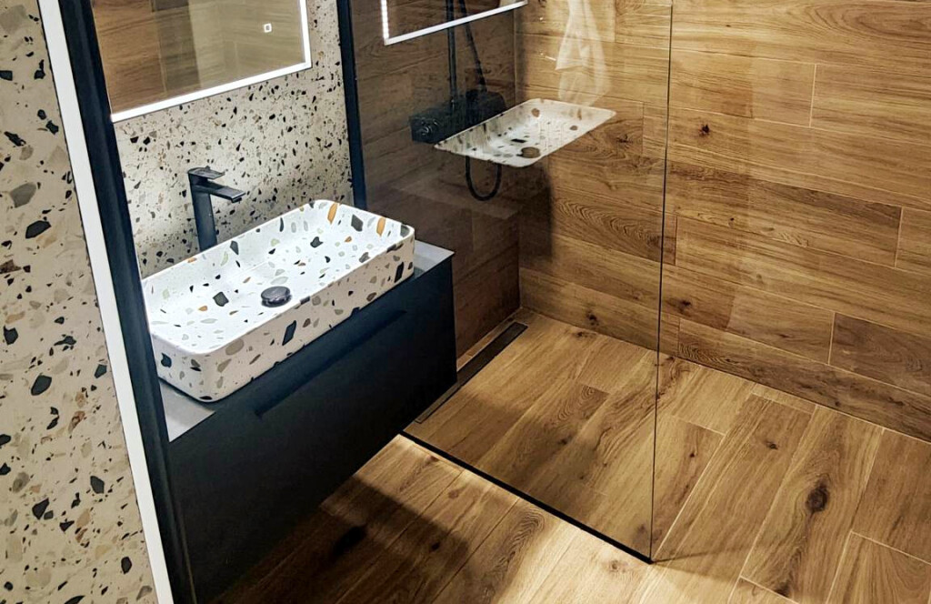 Gabrijela Vidaković iz Siska uredila je svoju kupaonicu u kombinaciji terrazzo pločica i drveta - 6