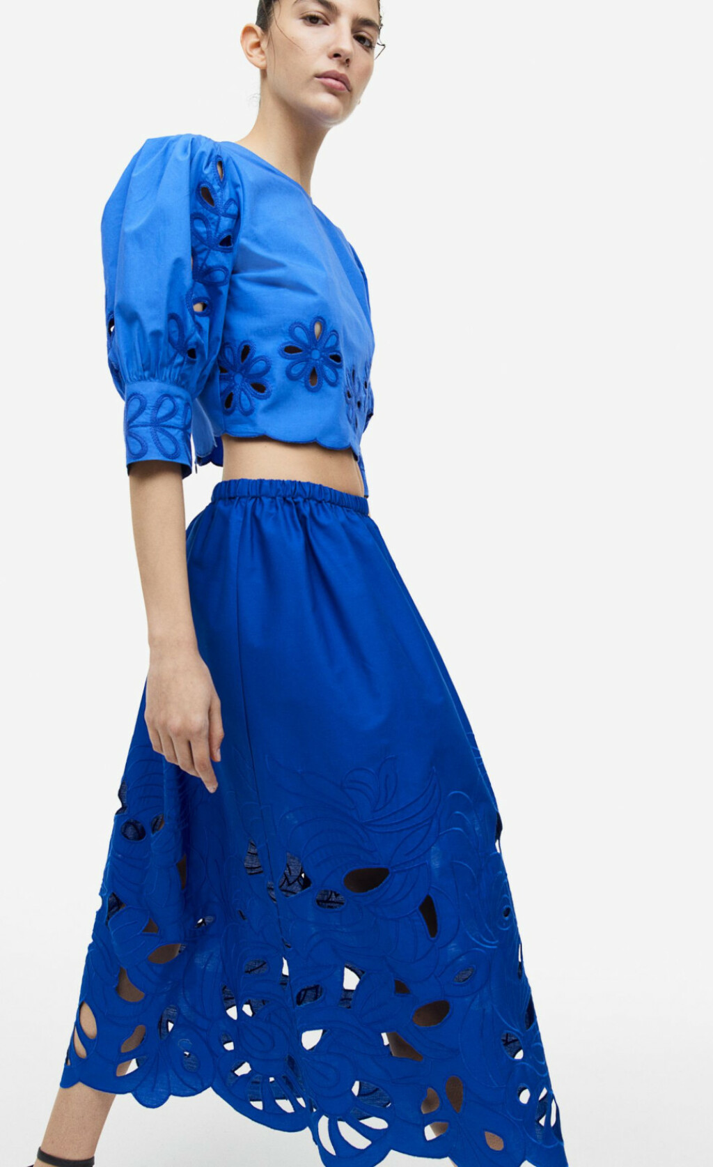 Suknja ima vez koji je čini posebno lijepom