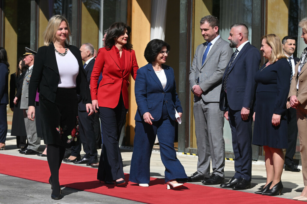 Sanja Musić Milanović u crvenom sakou i crnim hlačama - 3