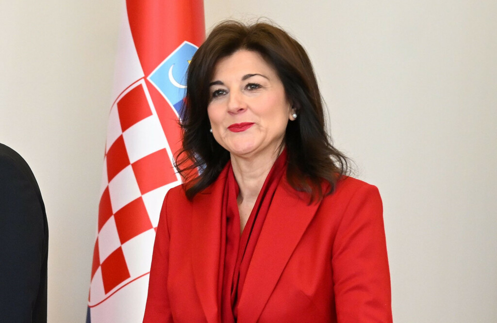 Sanja Musić Milanović u crvenom sakou i crnim hlačama - 5