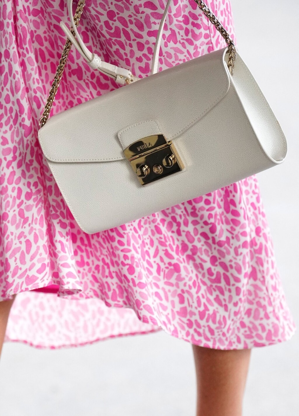 Bijela torba brenda Furla