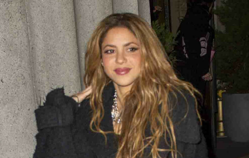 Shakira u tajicama s cvjetnim uzorkom i bijelim tenisicama s platformom - 5