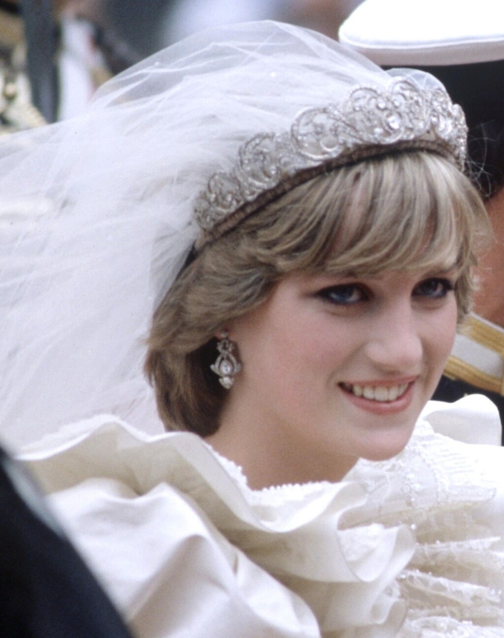 Princeza Diana na vjenčanju je nosila tijaru Spencer i veo dug skoro 8 metara