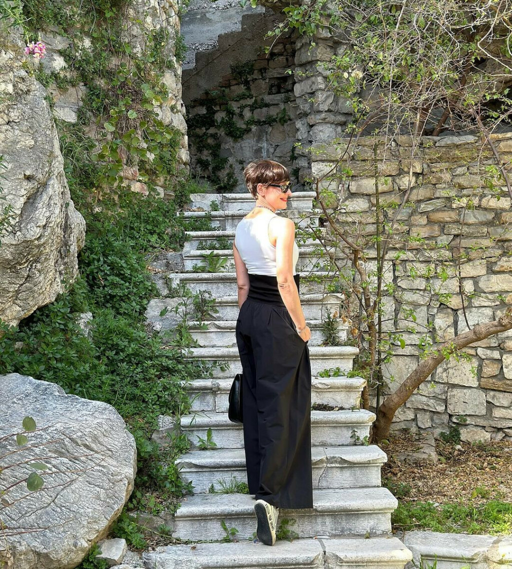 Irena Pecotić u širokim hlačama i tenisicama brenda Golden Goose