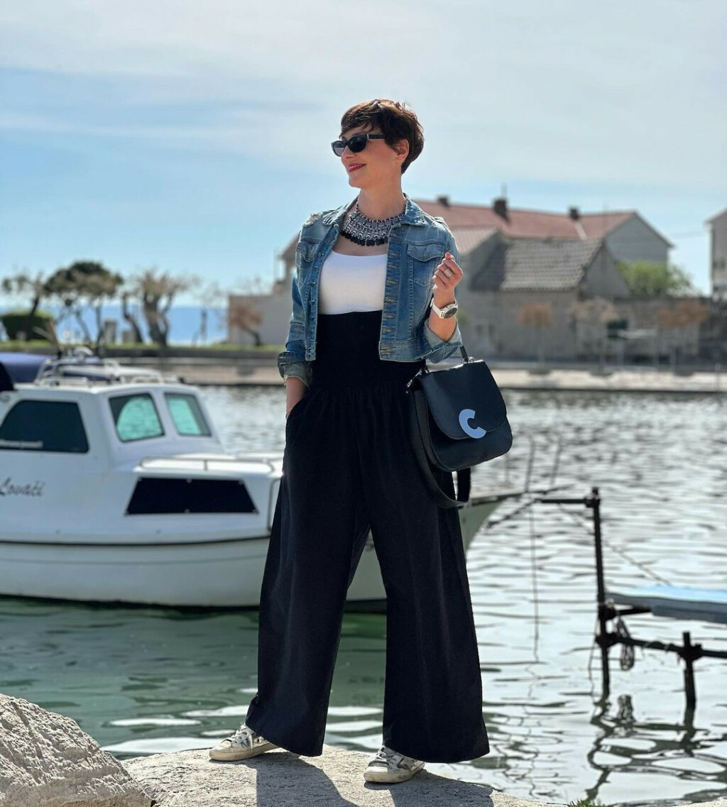 Irena Pecotić u širokim hlačama i tenisicama brenda Golden Goose