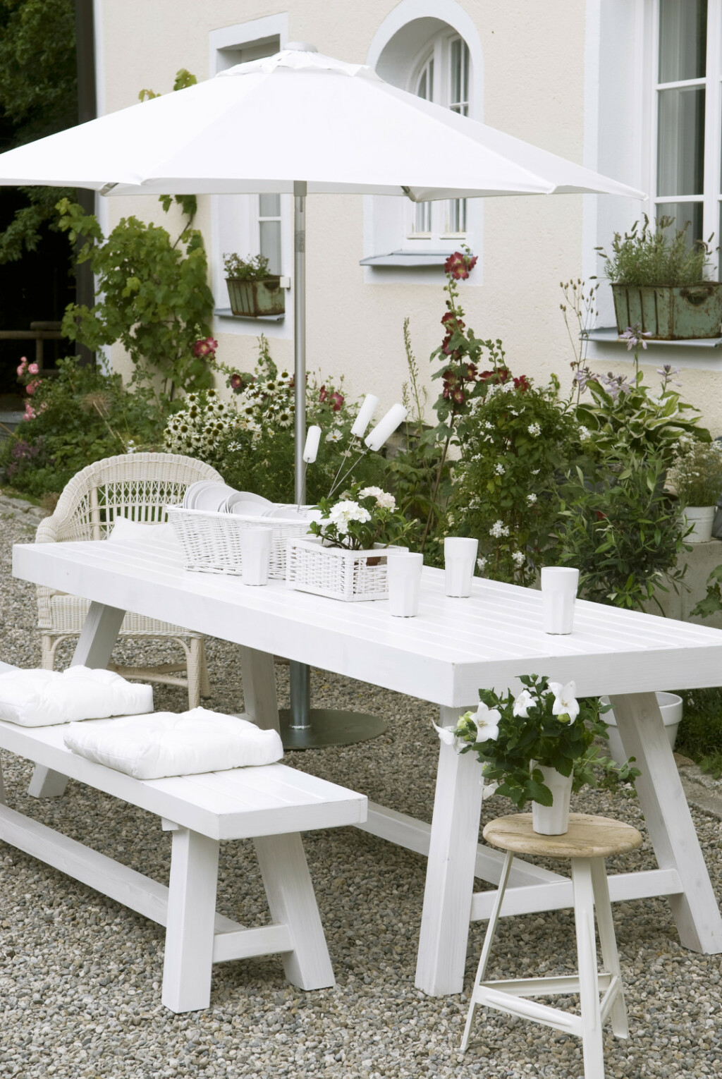 Elegantni vrt uređen u bijeloj boji - 3