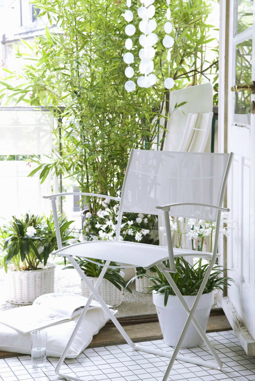 Elegantni vrt uređen u bijeloj boji - 5