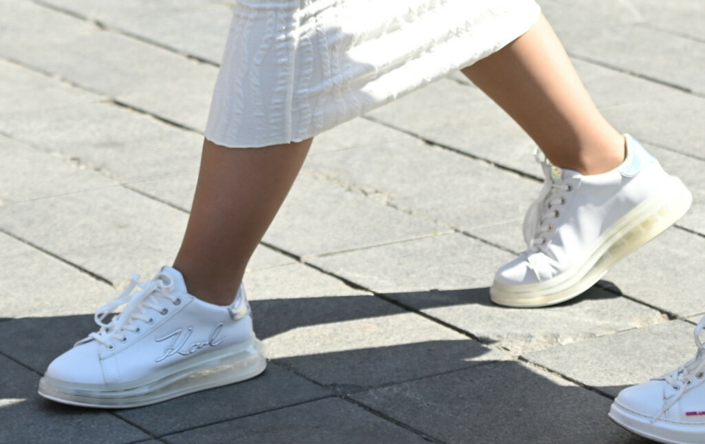 Zagrebačka street stylerica nosi bijele tenisice brenda Karl Lagerfeld