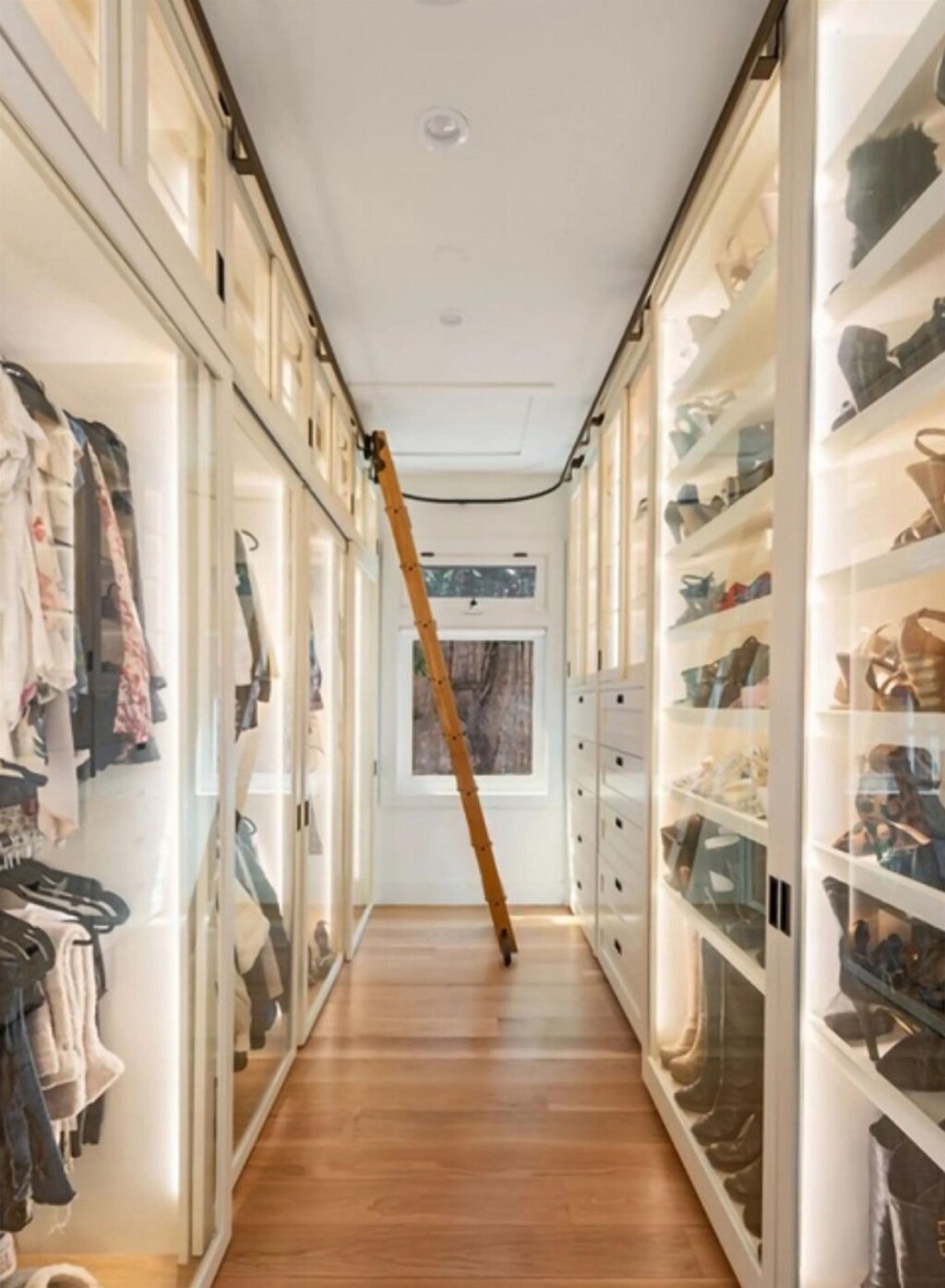 Walk-in ormar Avril Lavigne