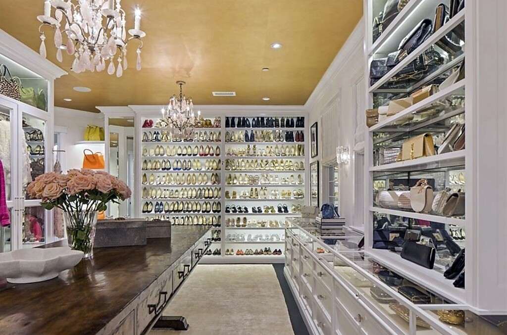 Walk-in ormar Jennifer Flavin