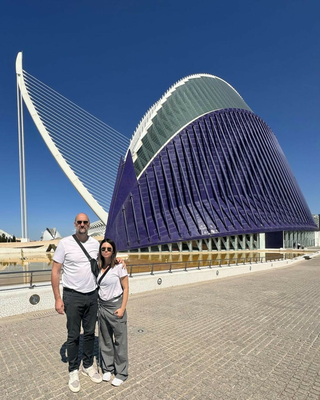 Viktorija i Dino Rađa ispred građevine L'Agora u Valenciji