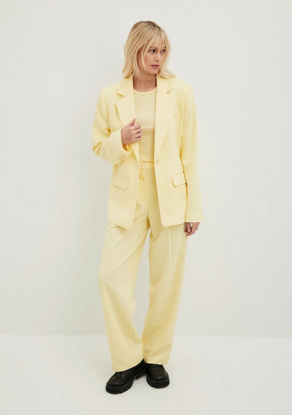 NA-KD, sako, 38,97 eura, hlače, 26,97 eura