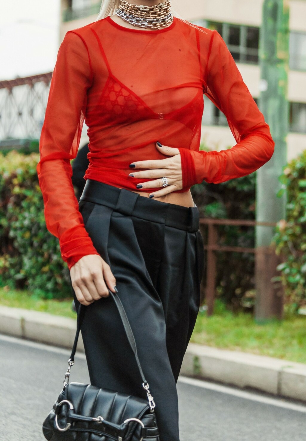 Crvena boja u street style izdanju