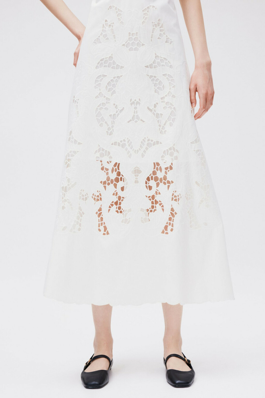 Bijela pamučna haljina iz H&M-a ukrašena je lijepim vezom