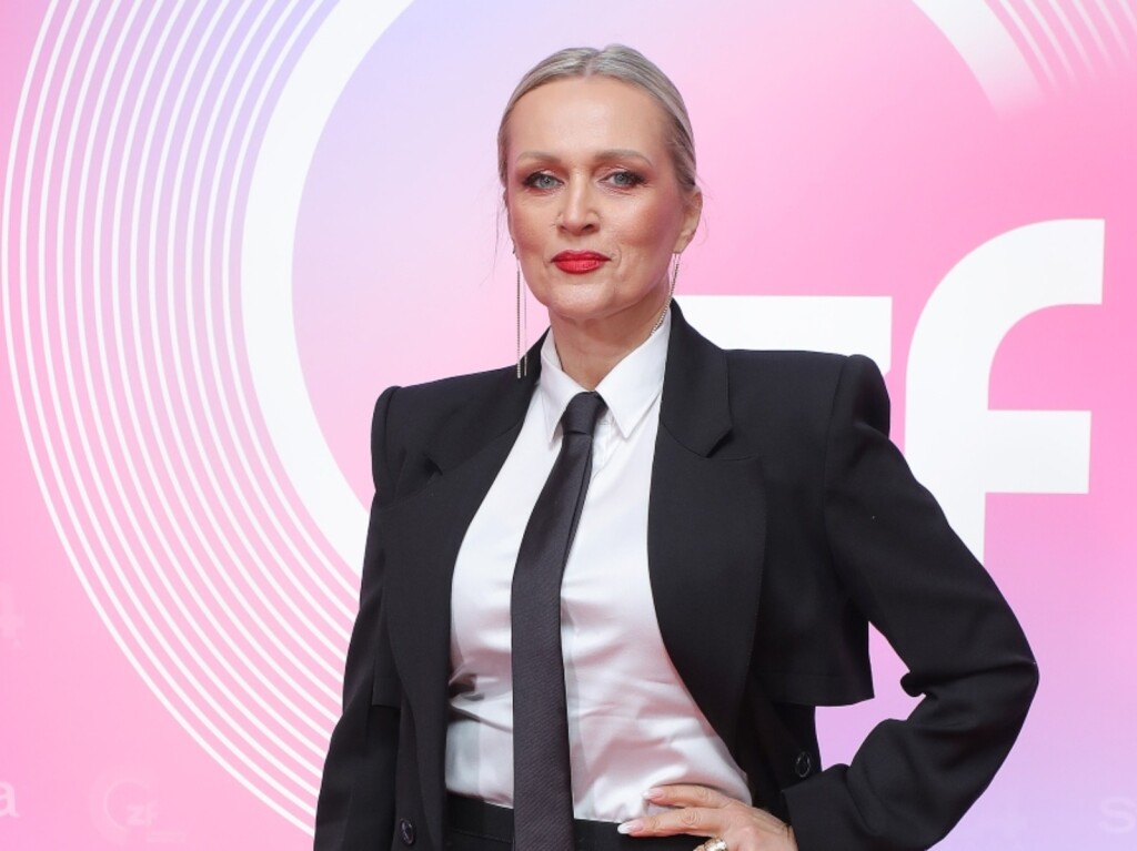 Vanna u odličnom crnom odijelu