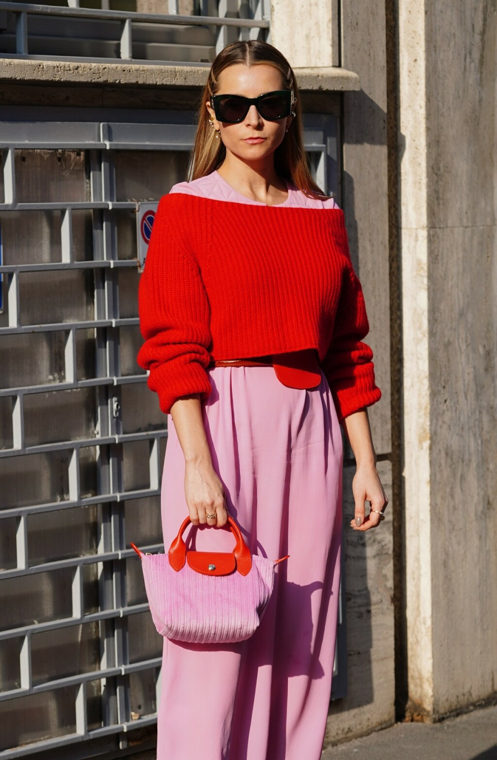 Kombinacija crvene i ružičaste u street style izdanju s Tjedna mode