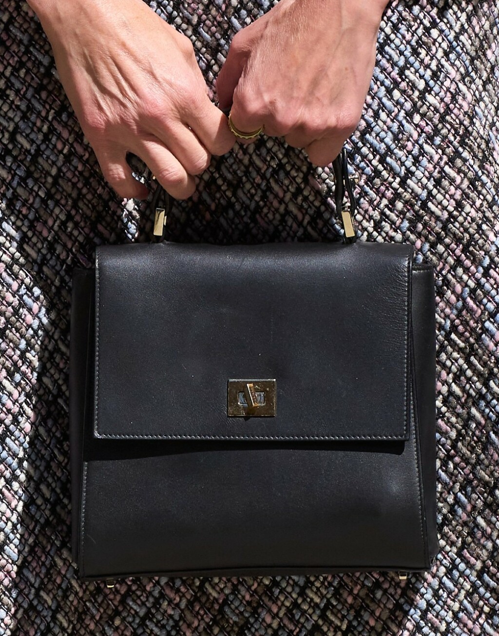 Kraljica Letizia nosi torbu brenda Hugo Boss