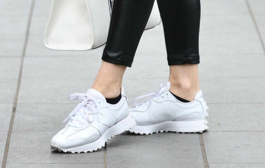Zagrebačka street stylerica nosi bijele tenisice američke marke New Balance