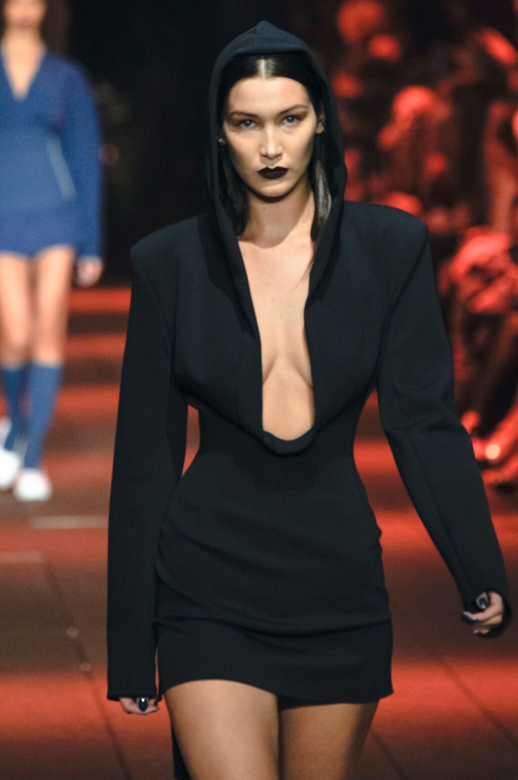 Bella Hadid na DKNY reviji 2016. godine