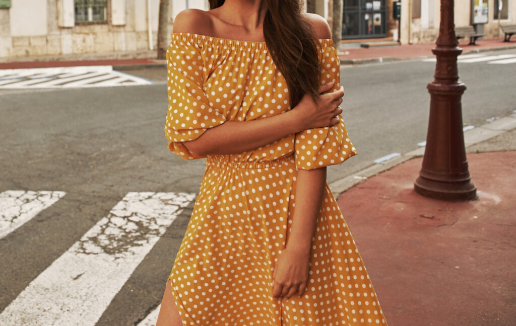 Žena u haljini s kratkim rukavima