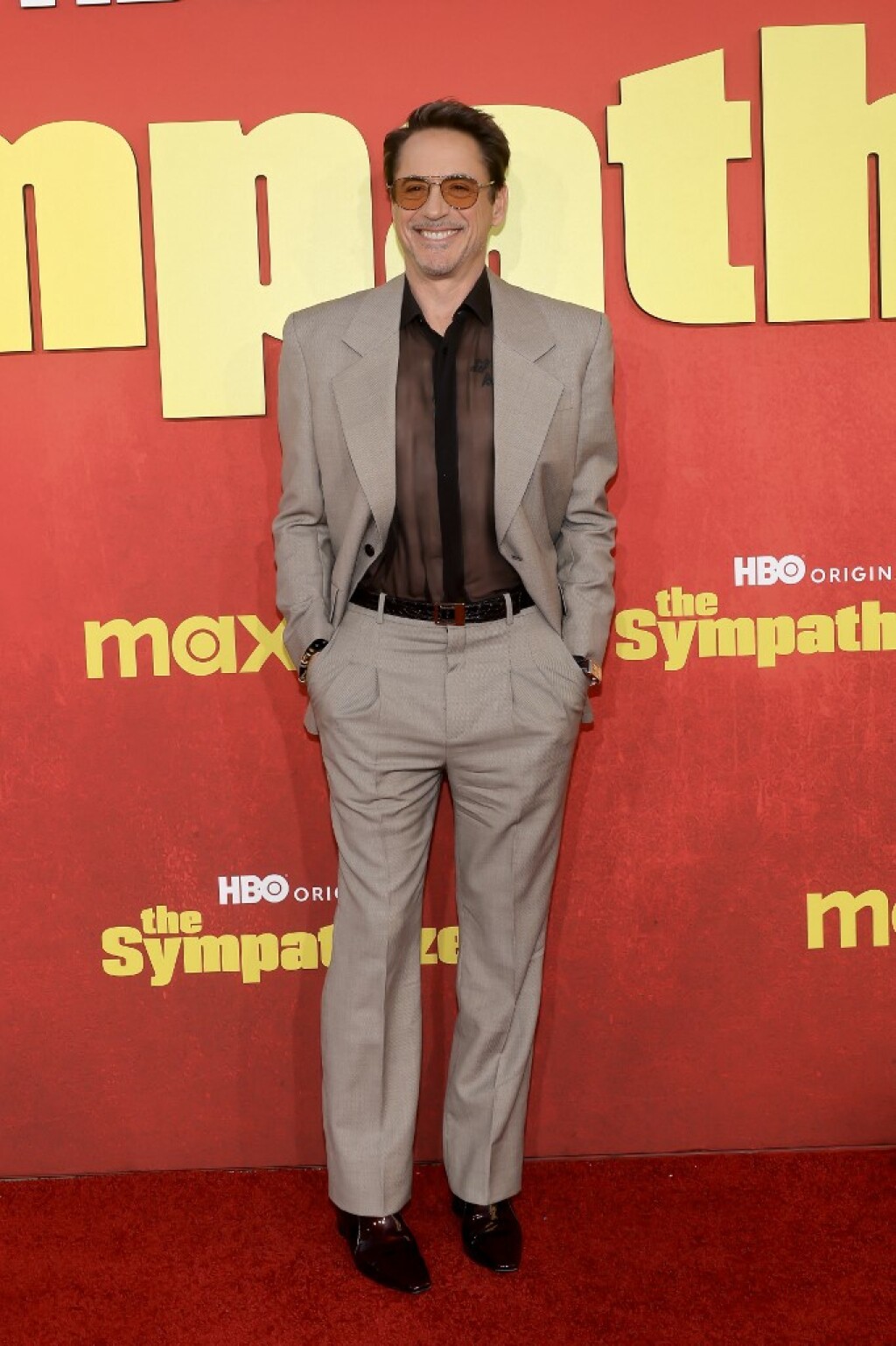 Robert Downey Jr. u odijelu bez kravate