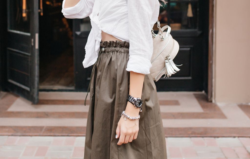 Žena u suknji rastezljivog struka