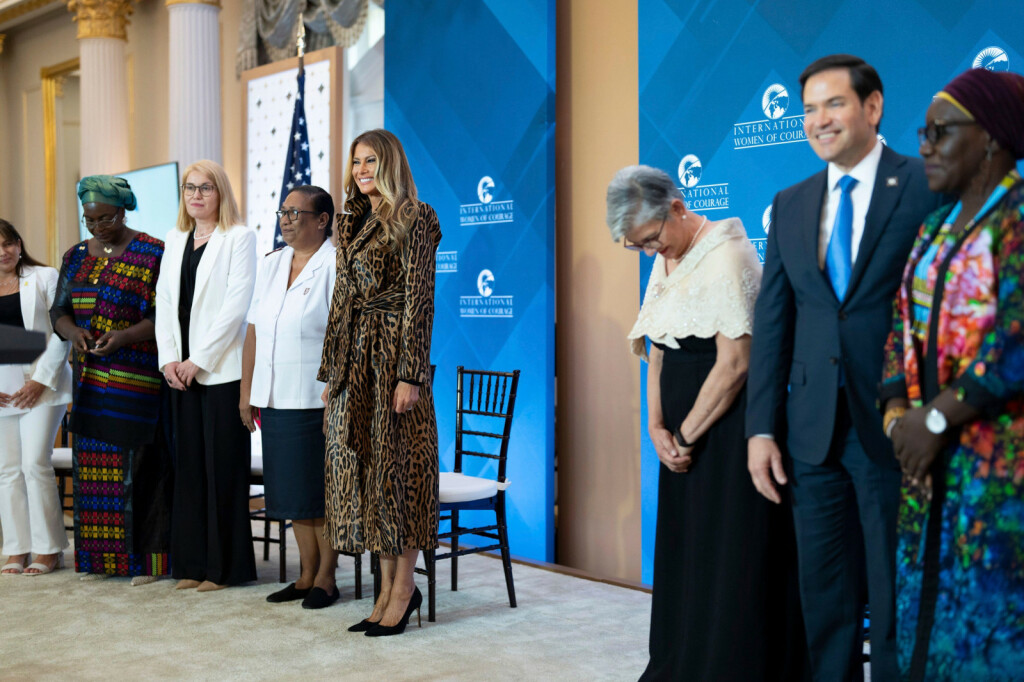 Melania Trump u kaputu američke dizajnerice Milly Park - 7