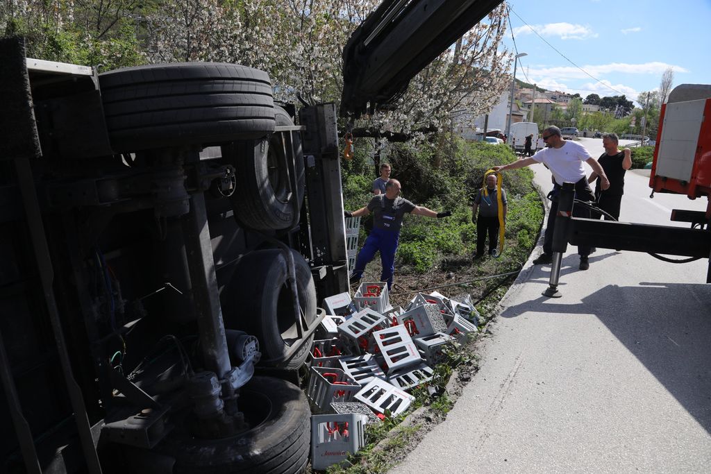 Kamionska prikolica puna boca prevrnula se na uskoj cesti za Korešnicu