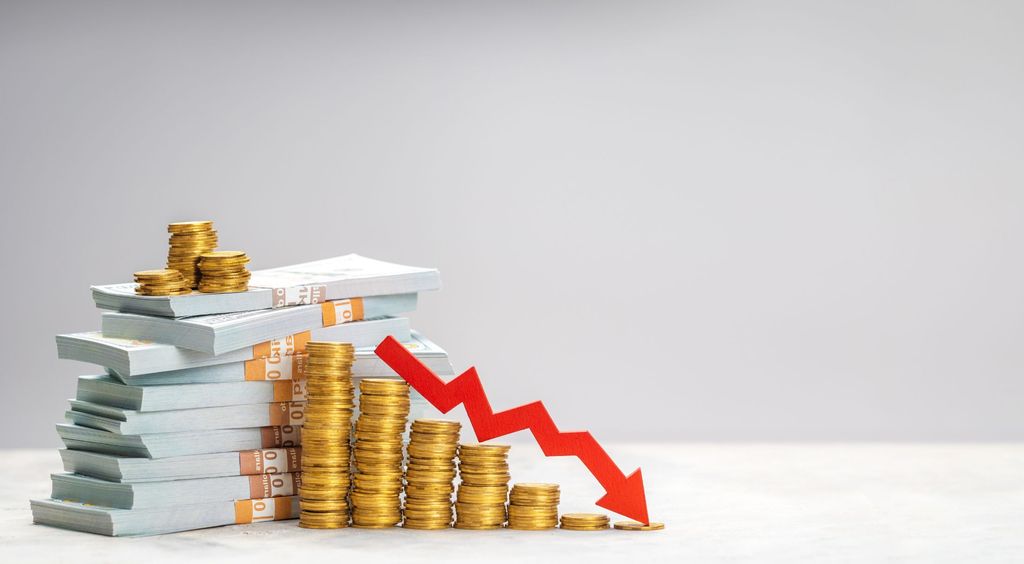 Padajući grafovi financijskih tržišta i Donald Trump kako pokazuje prstom