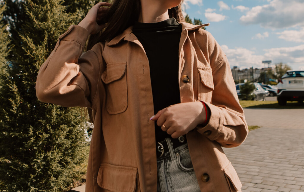 Žena u proljetnoj jakni