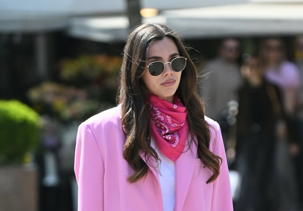 Street style izdanje u ružičastom odijelu i tenisicama