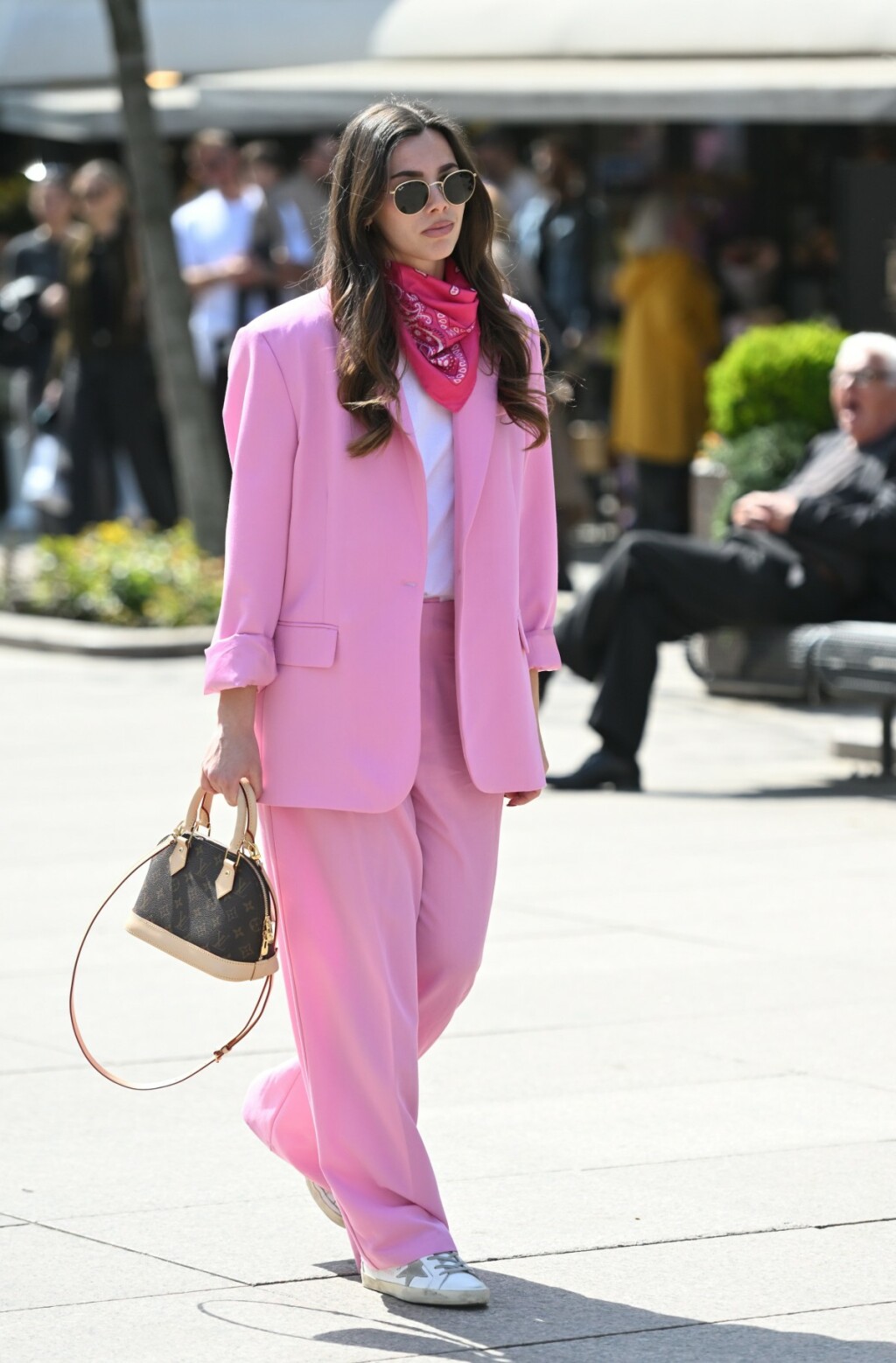 Street style izdanje u ružičastom odijelu i tenisicama