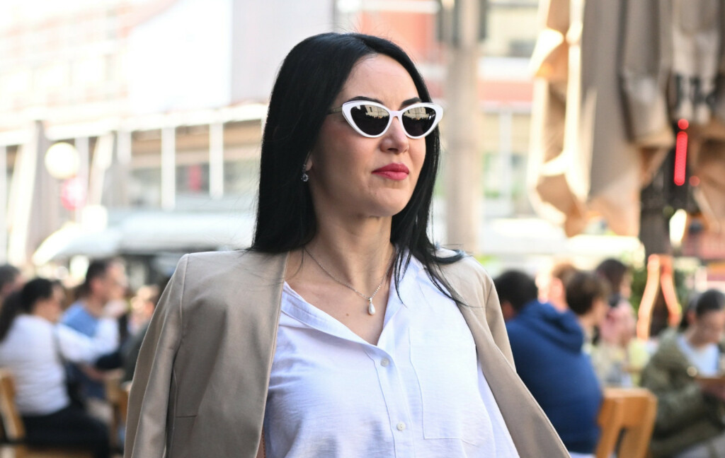 Ulična moda u Zagrebu u zelenoj minici i salonkama - 4