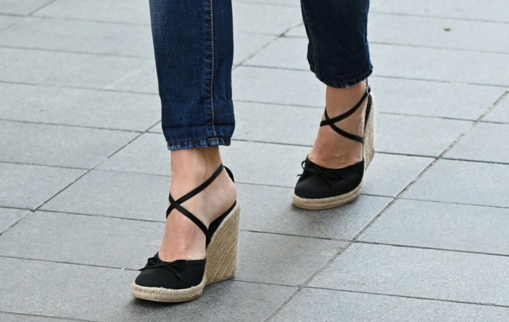 Mama iz centra Zagreba nosi špagerice iz Zare