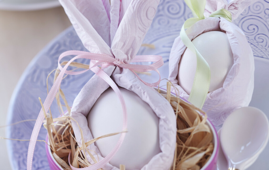 Uskrsni zeko napravljen od jajeta i salvete - 5