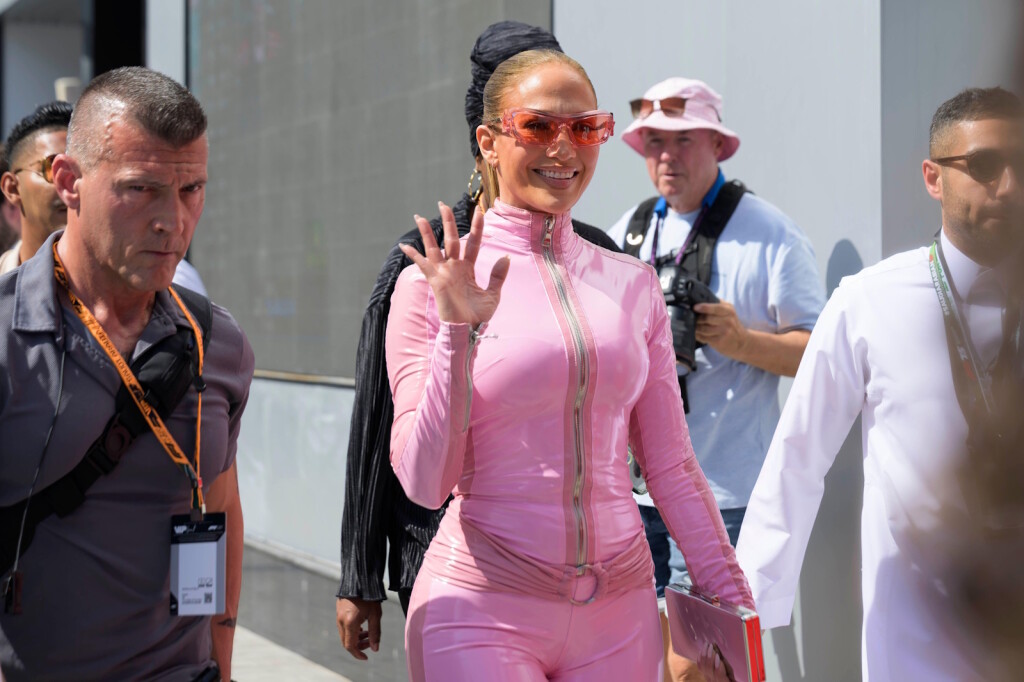 Jennifer Lopez na F1 stazi u Saudijskoj Arabiji 2025. - 4