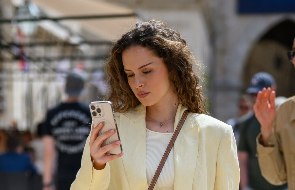 Šetnja Stradunom u bijeloj suknji