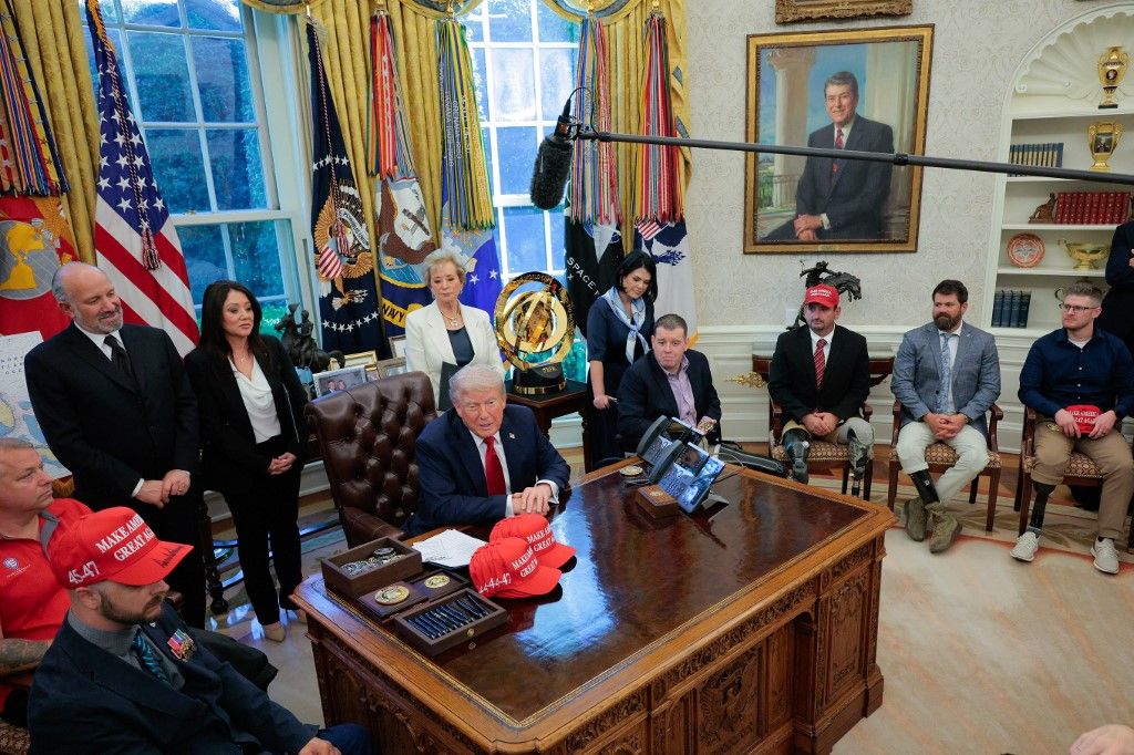 Donald Trump u Ovalnom uredu primio ratne invalide - 1