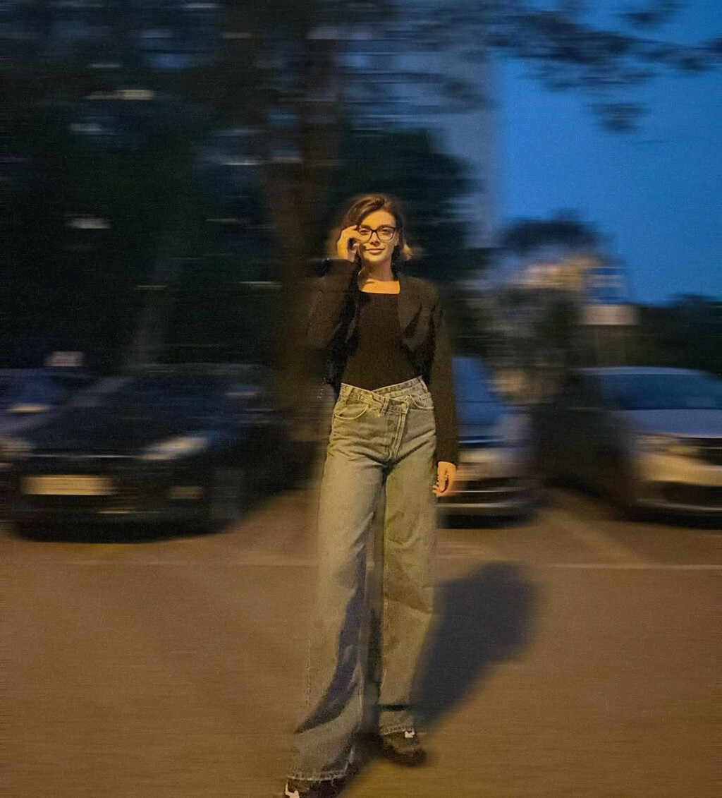 Ella Dvornik nosi traperice s ukošenim strukom iz Zare